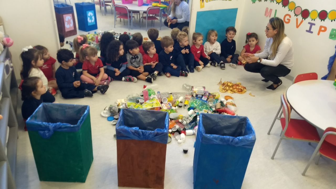 Crianças do Nível 2 colocam em prática conhecimentos sobre reciclagem