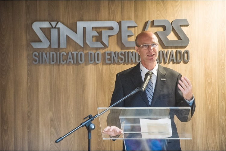 Bruno Eizerik reassume presidência do SINEPE/RS