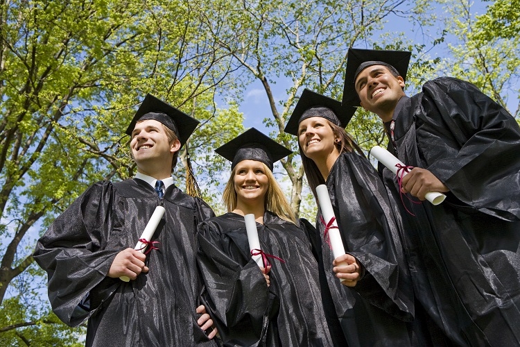 Estudante de escola particular tem o dobro da chance de entrar na faculdade, aponta estudo