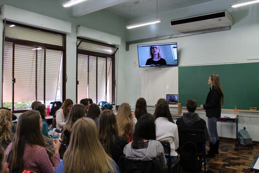 Doutora participa de videoconferência cobre vírus com alunos do 3º ano