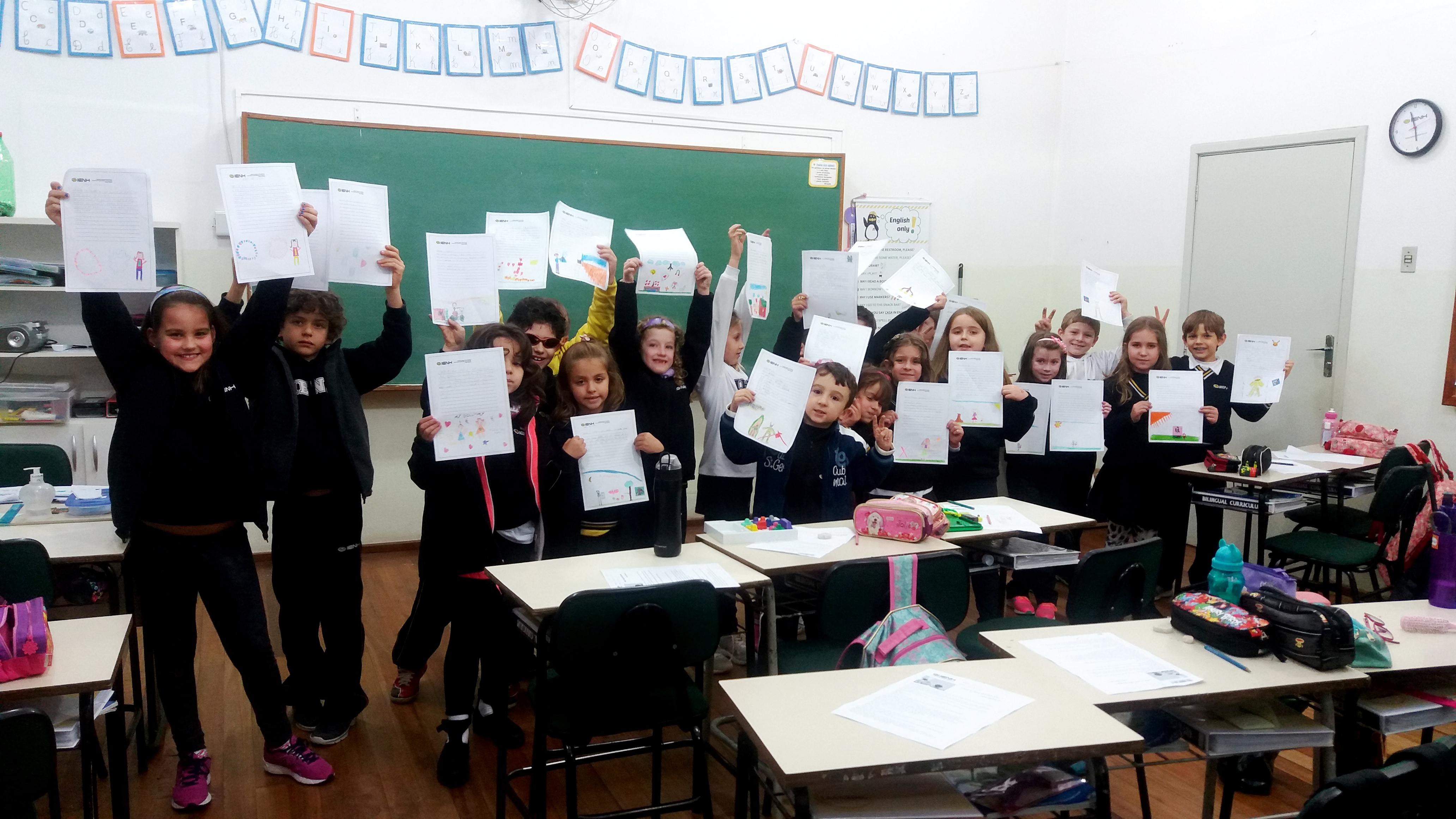 Estudantes bilíngues trocam cartas com californianos em Inglês