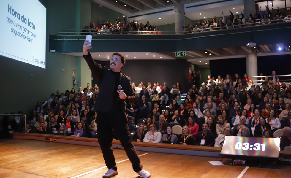 Em palco exclusivo, diretores acompanham palestras sobre liderança, neurociência e comunicação não violenta