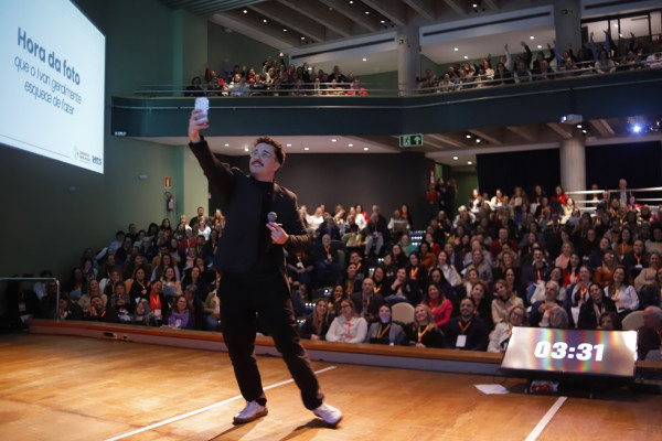Em palco exclusivo, diretores acompanham palestras sobre liderança, neurociência e comunicação não violenta